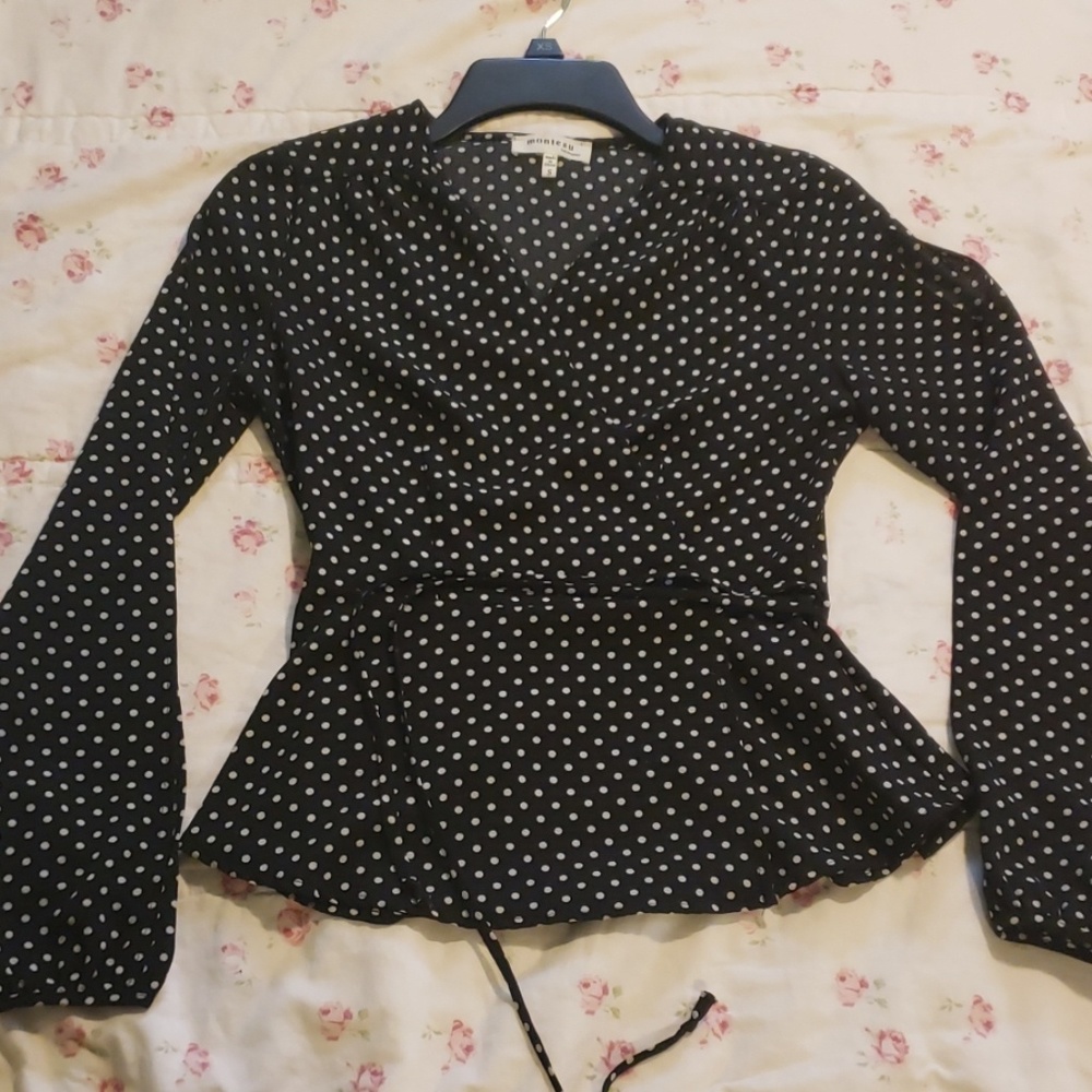 Monreu- Black and white poke dot top